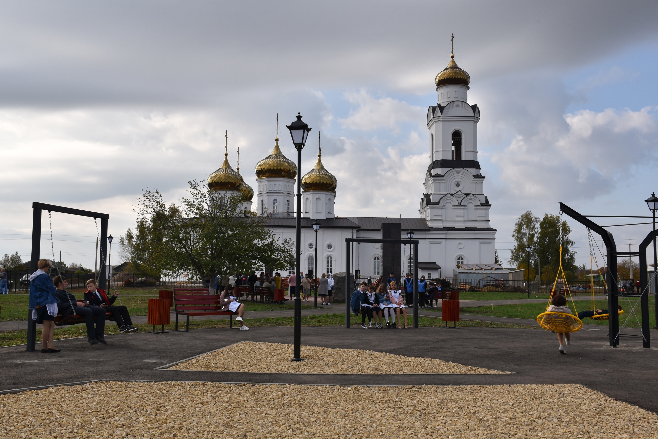 Храм Воскресенья Христова и Воскресенский сквер.