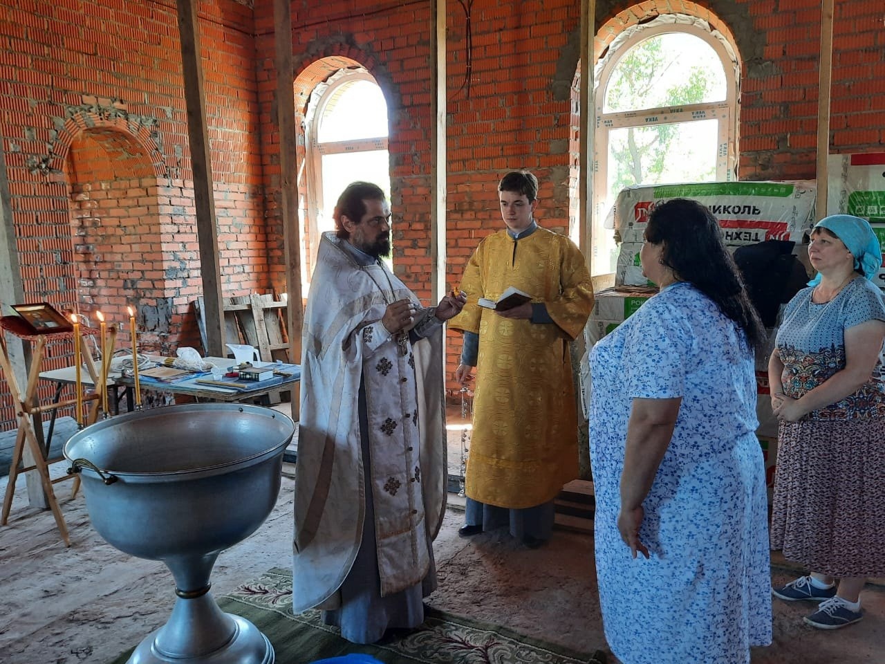 В строящемся храме Казанской иконы Божией Матери в с. Салма.