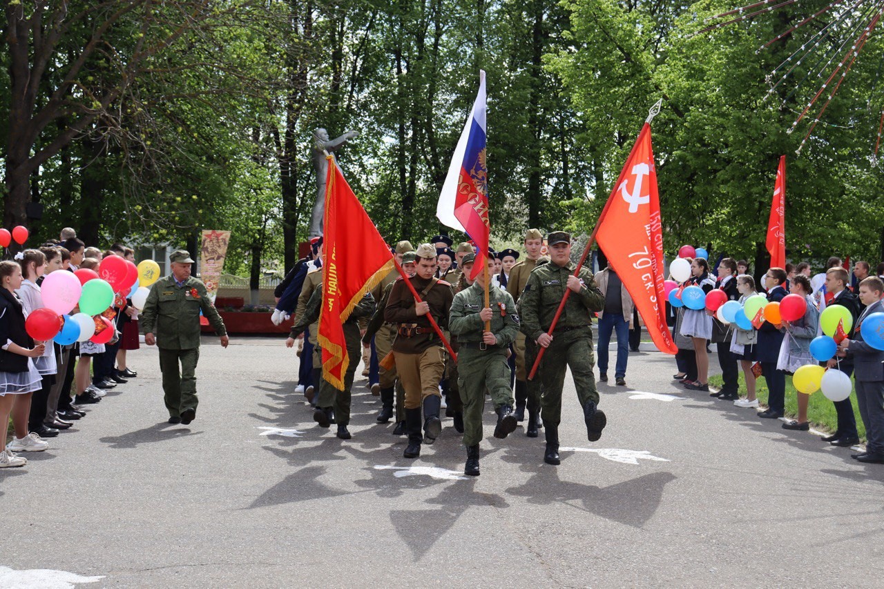 9 мая на центральной площади п. Ромоданово состоялись праздничные мероприятия, посвященные 80-летию Победы в Великой Отечественной войне.