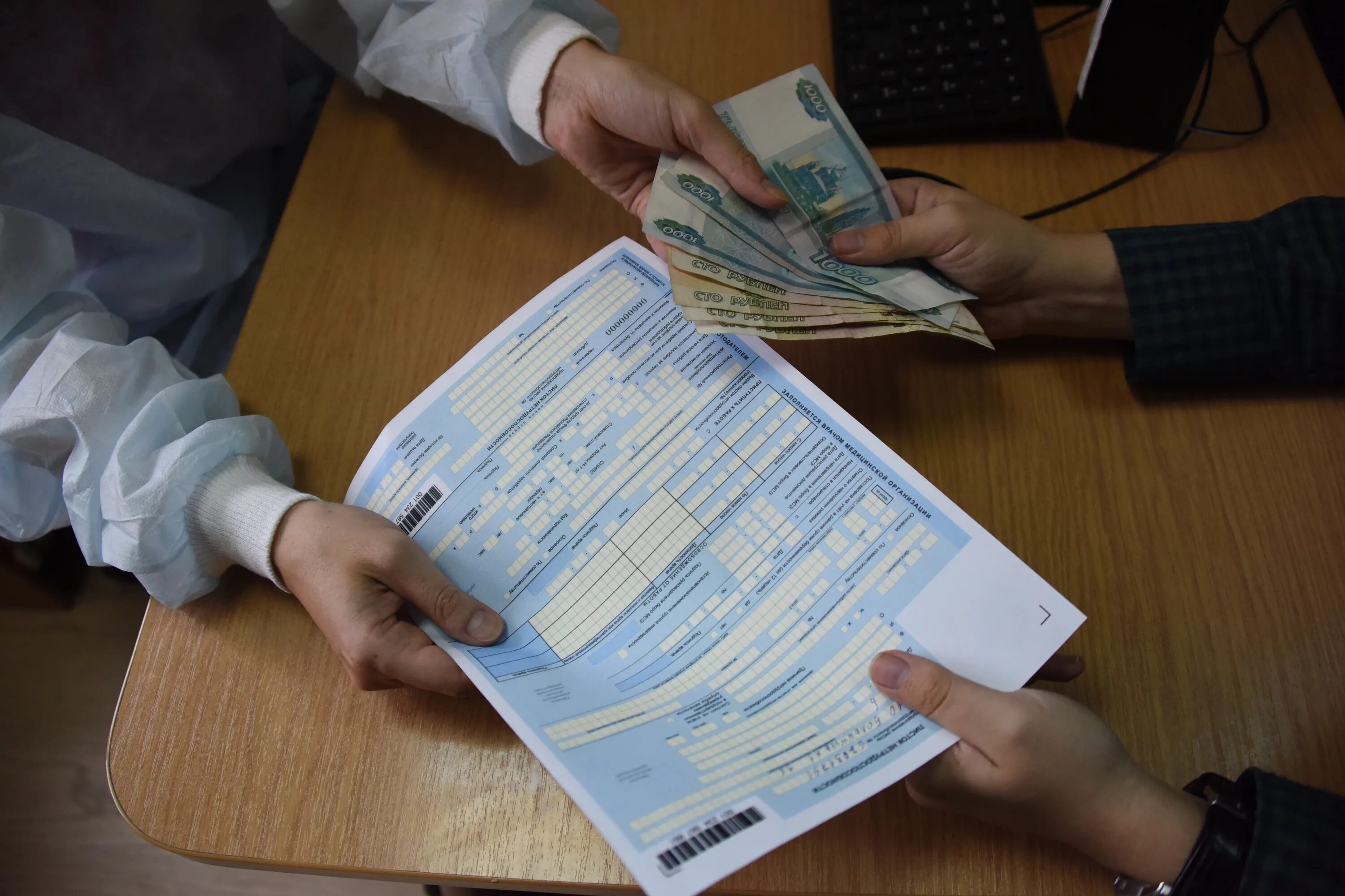 Как СФР обеспечивает предпринимателей больничными и субсидиями на работников.
